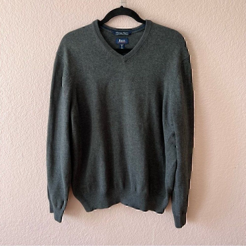 GH Bass & Co Mens Sweater Medium Gray Minimalist Cozy Elevated Basic Preppy